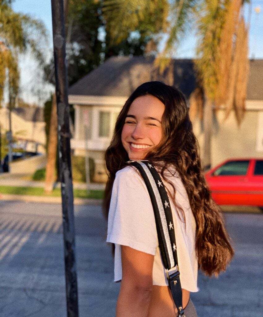 1e78e6d1-3a70-4791-9902-063c16439f9d-850x1024