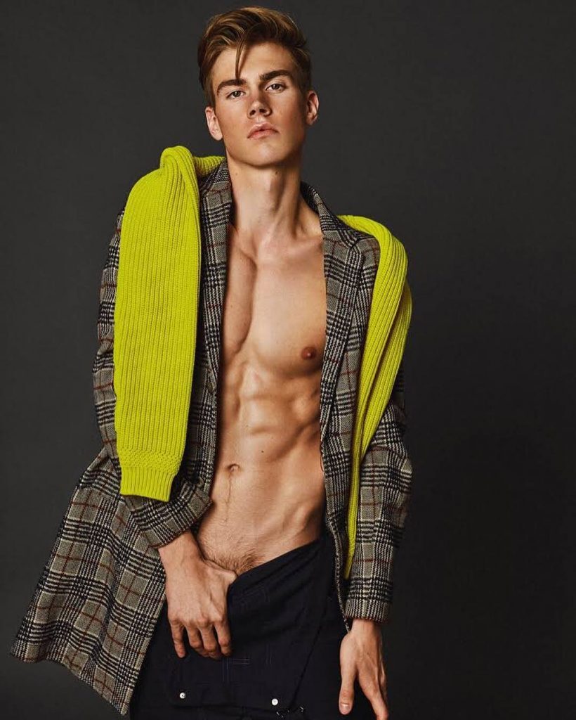 27628946_10159911287425371_5527639694966000160_o-820x1024