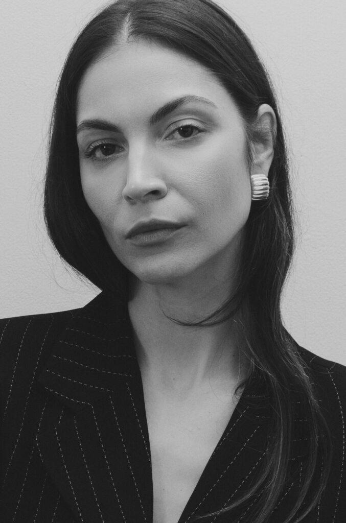 ULI2773BWcrop-1-677x1024