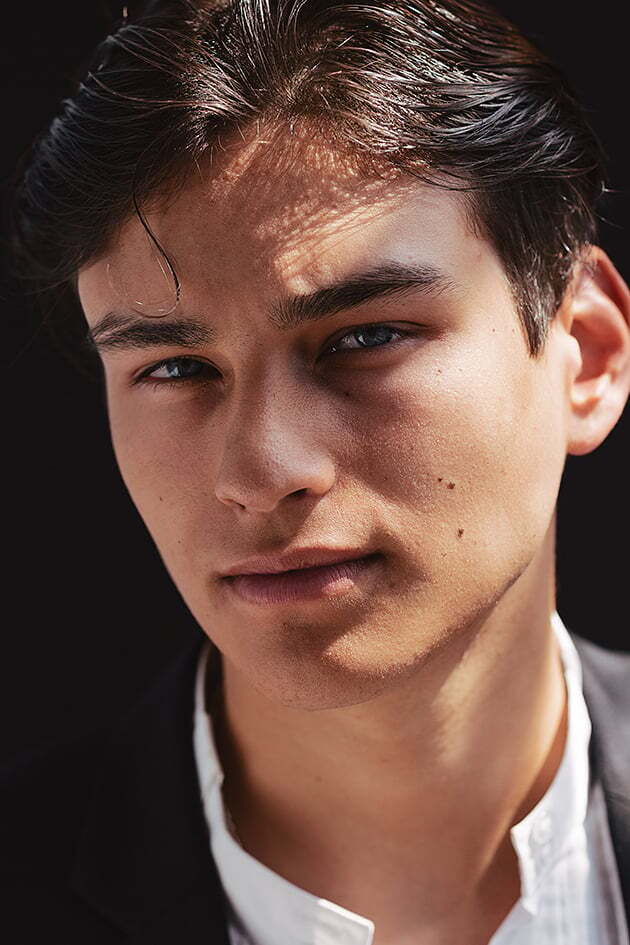 Célébration de l'excellence autochtone dans le domaine de la mode : Questions et réponses avec le mannequin Oliver Pawis