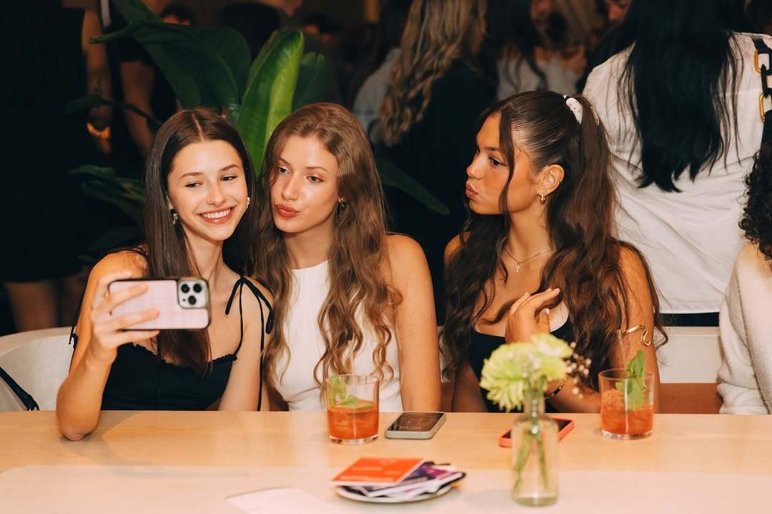 Image of 3 Dulcedo models, taking a selfie.